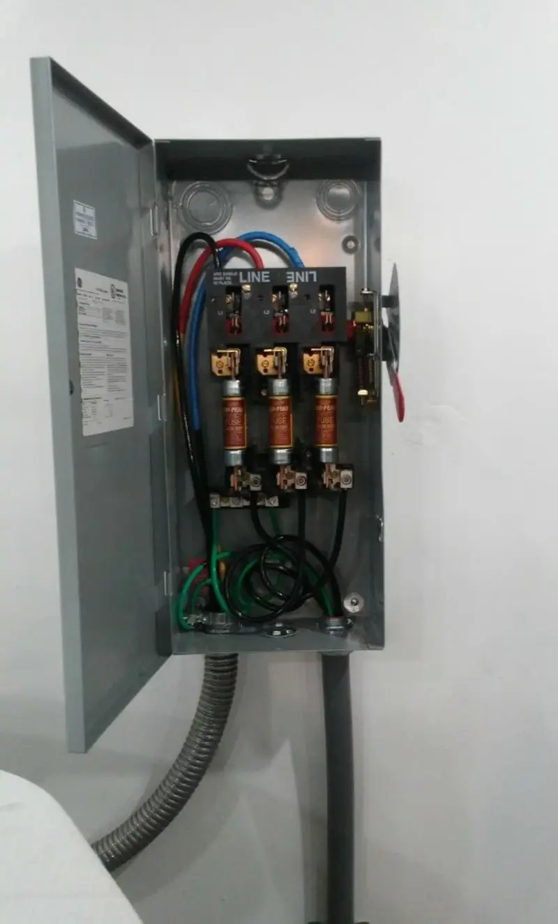 Three-phase disconnect switch installed for Smoke Detector Installation in Thompson